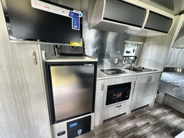 2025 Airstream 22FB Base