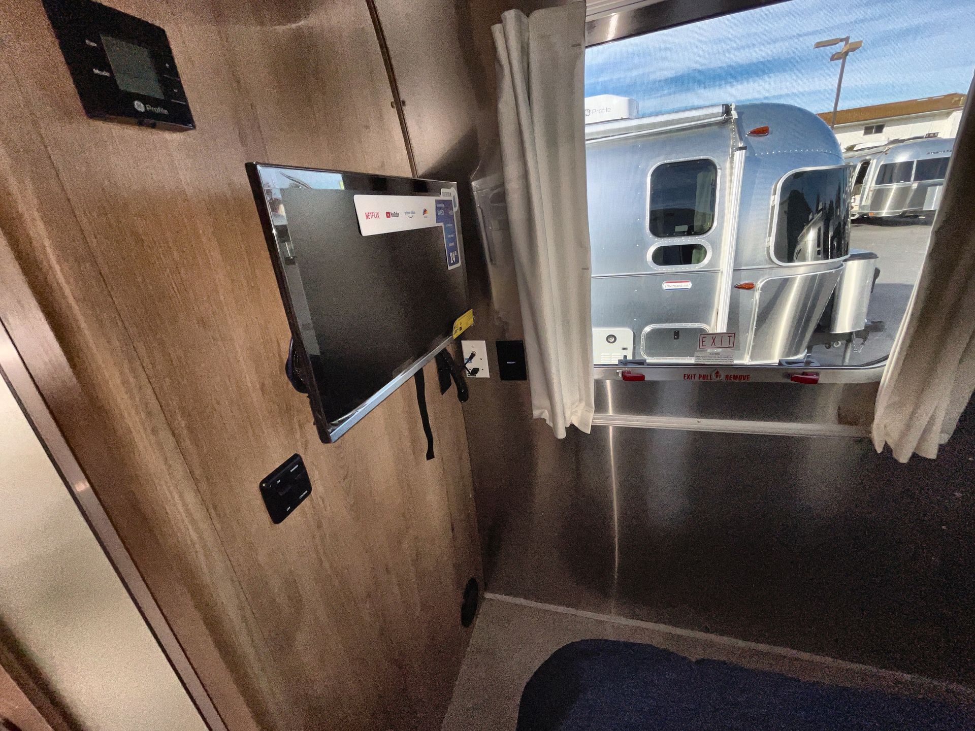 2026 Airstream 25FBQ Base
