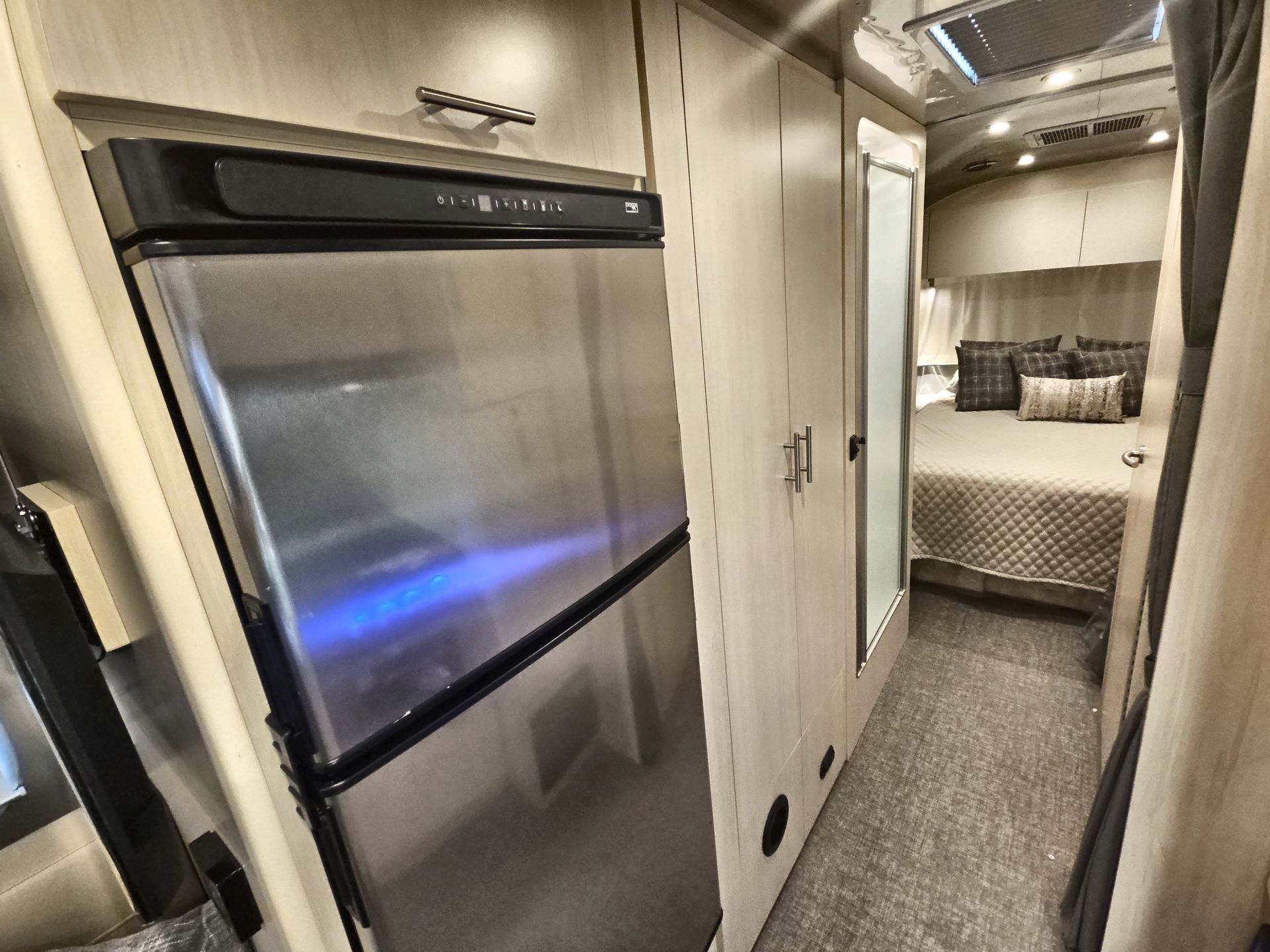 2025 Airstream 27FBQ Base
