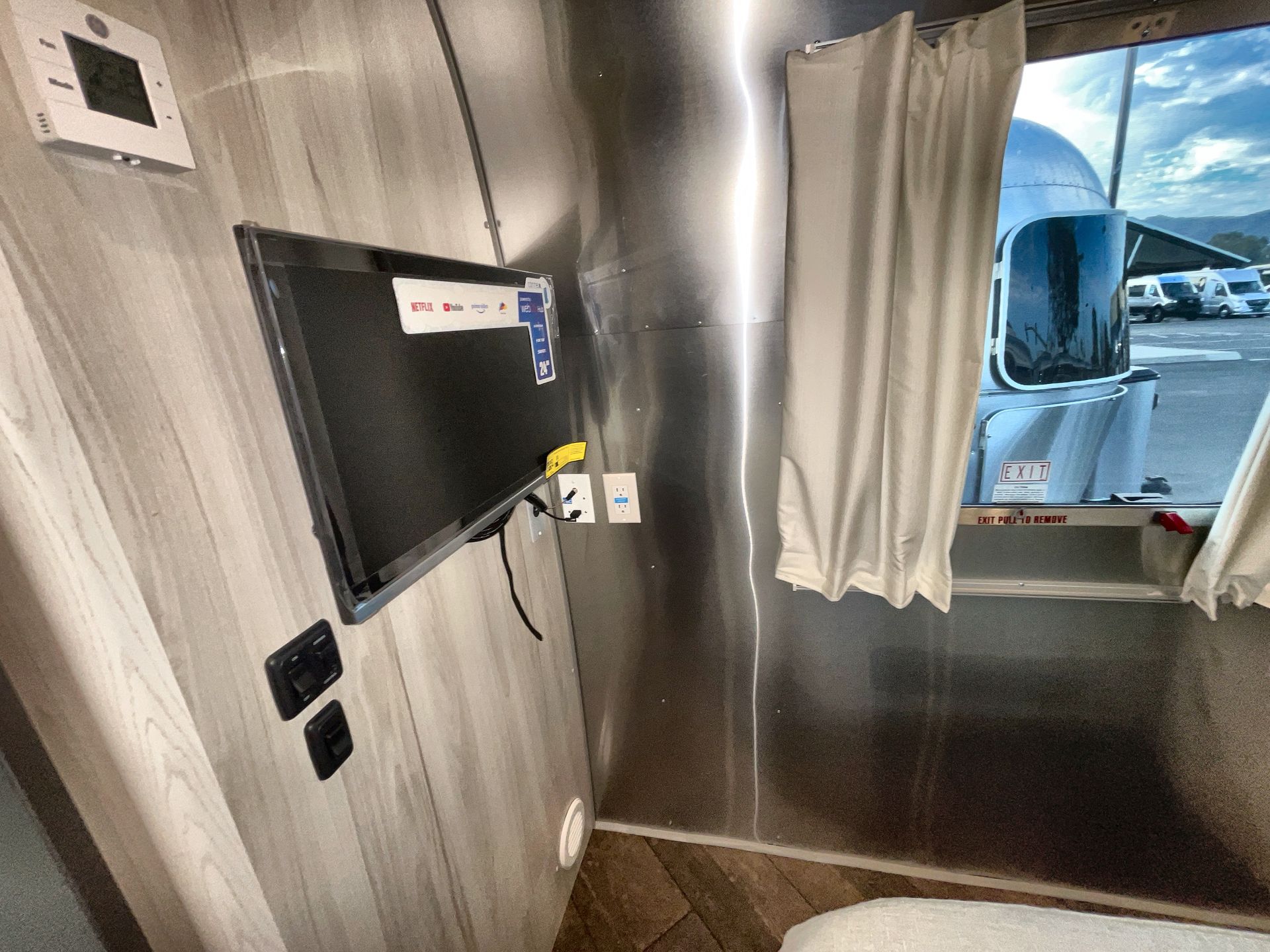 2026 Airstream 27FBQ Base