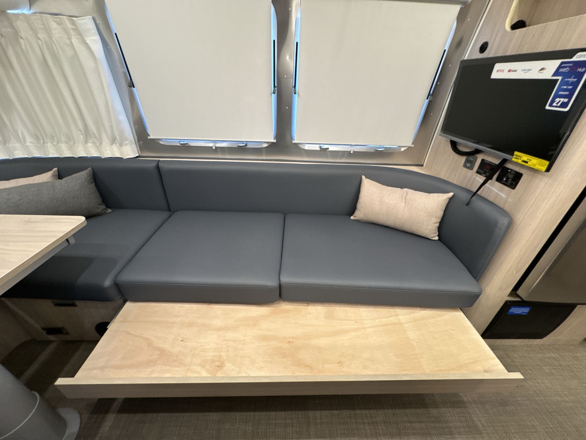 2025 Airstream 27FBQ Base