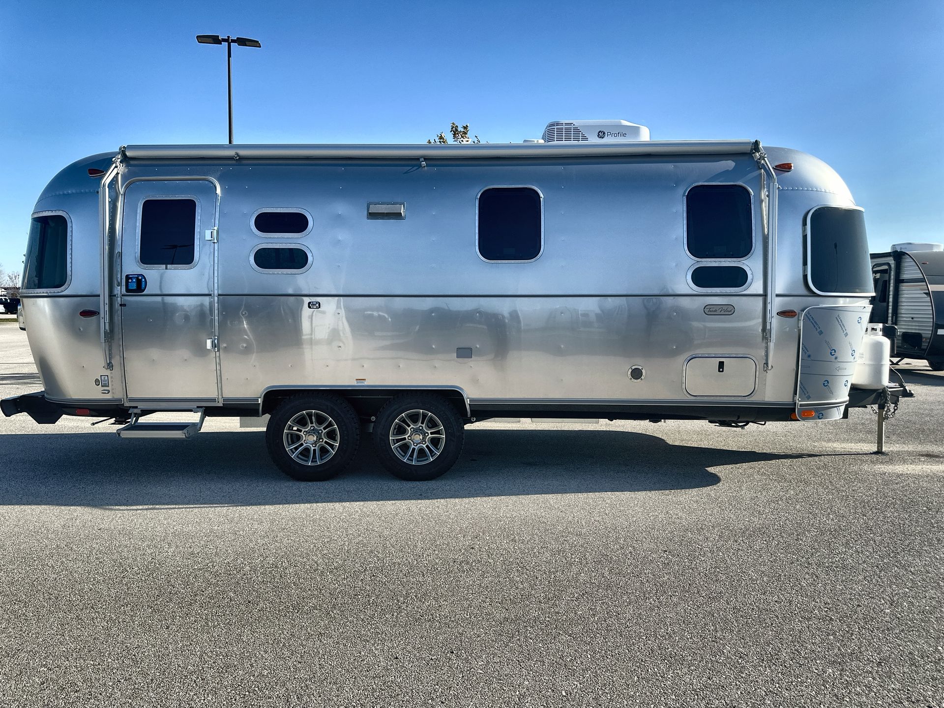 2026 Airstream 25FBQ Base