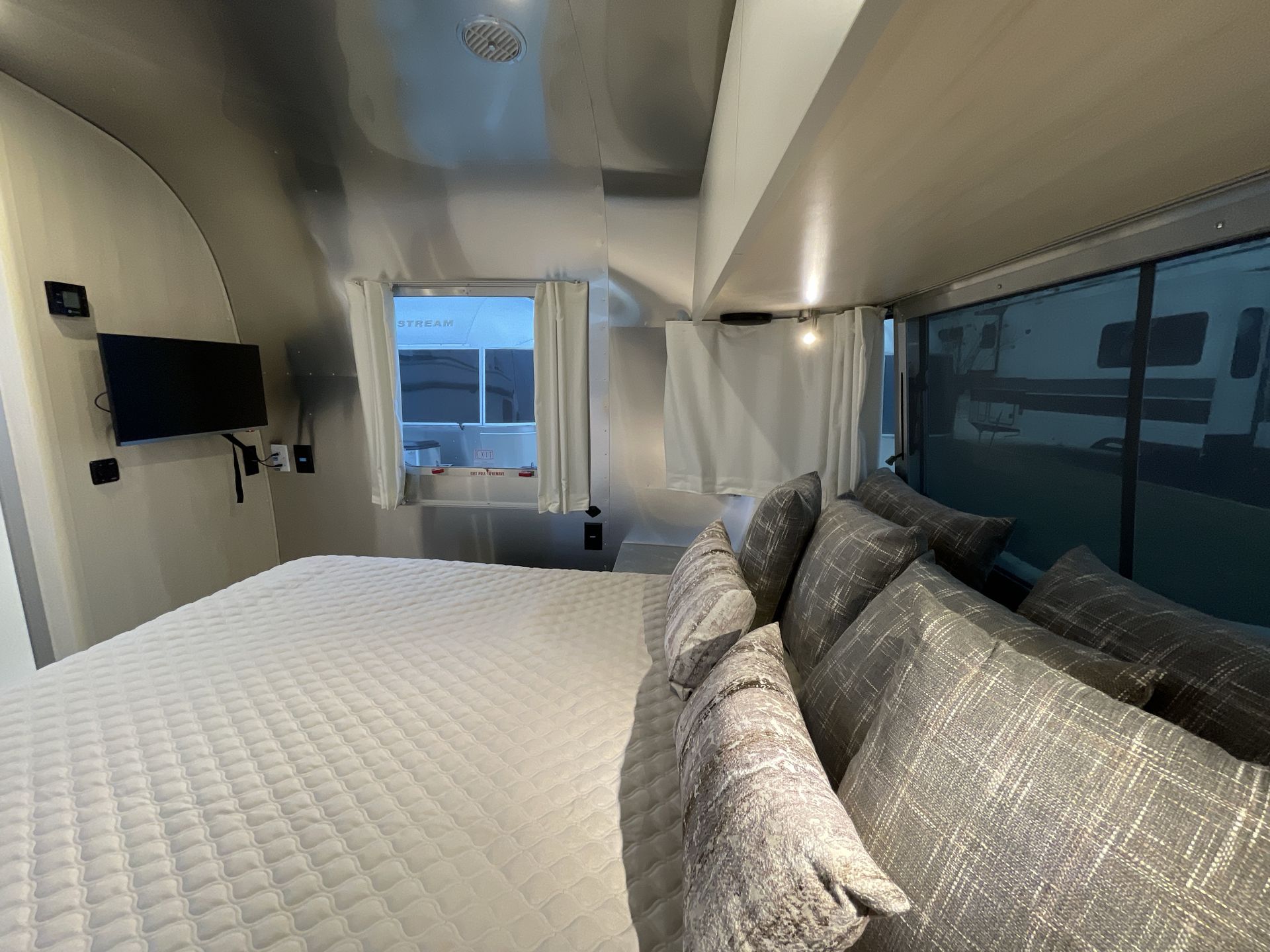 2026 Airstream 27FBQ Base
