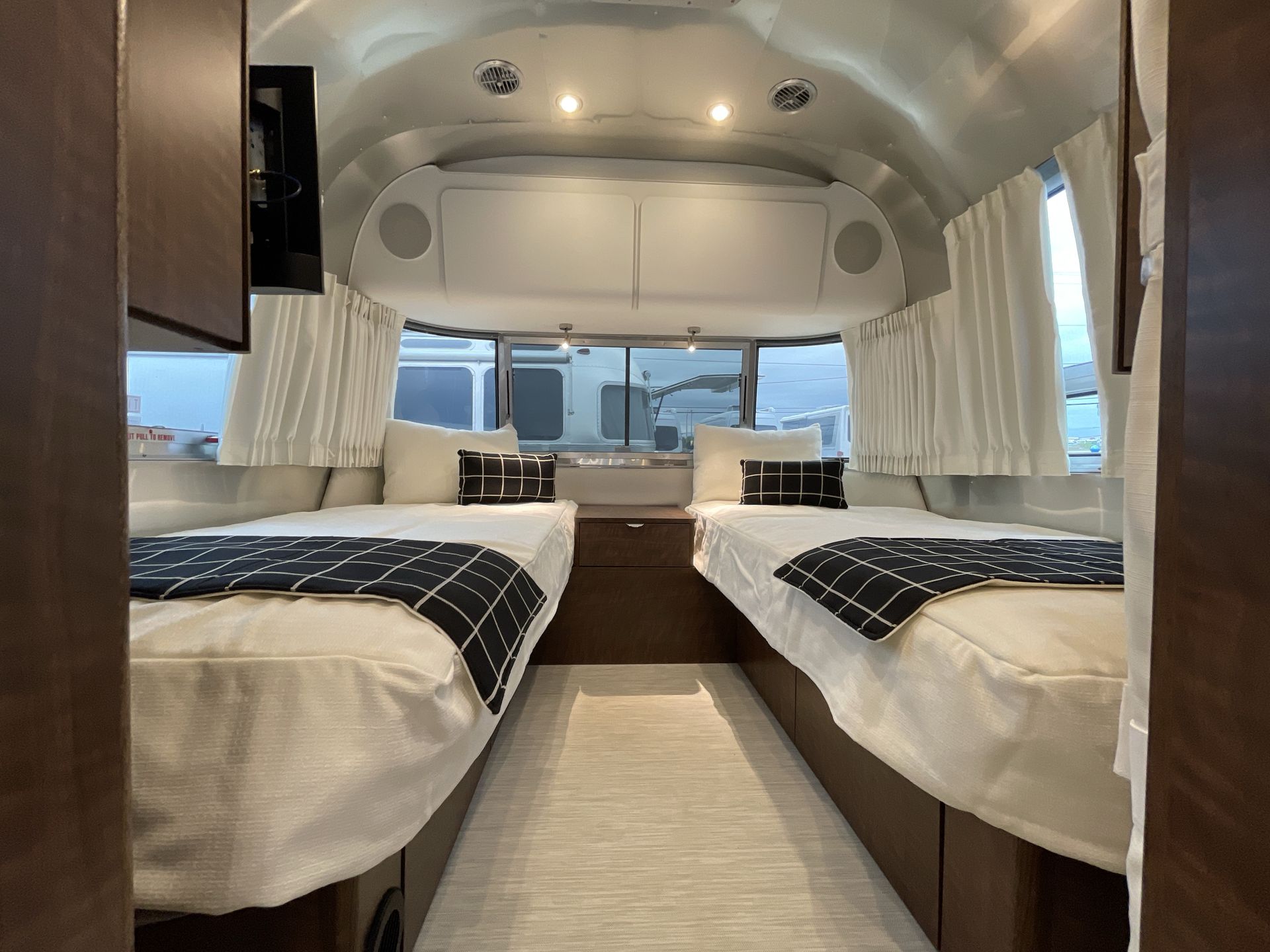 2026 Airstream 27FBT Base