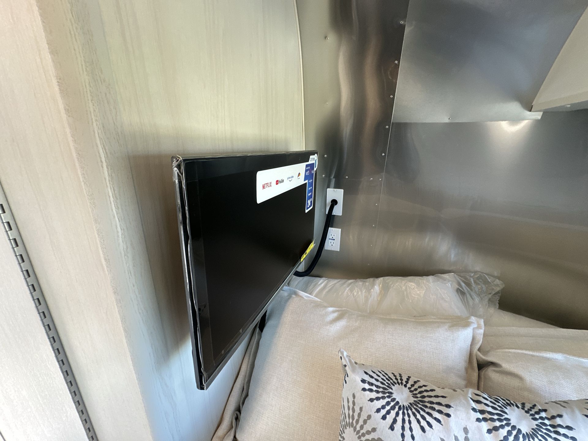 2026 Airstream 16RB Base