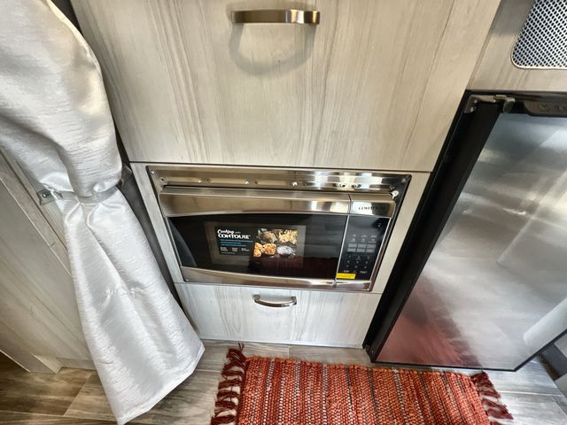 2025 Airstream 16RB Base