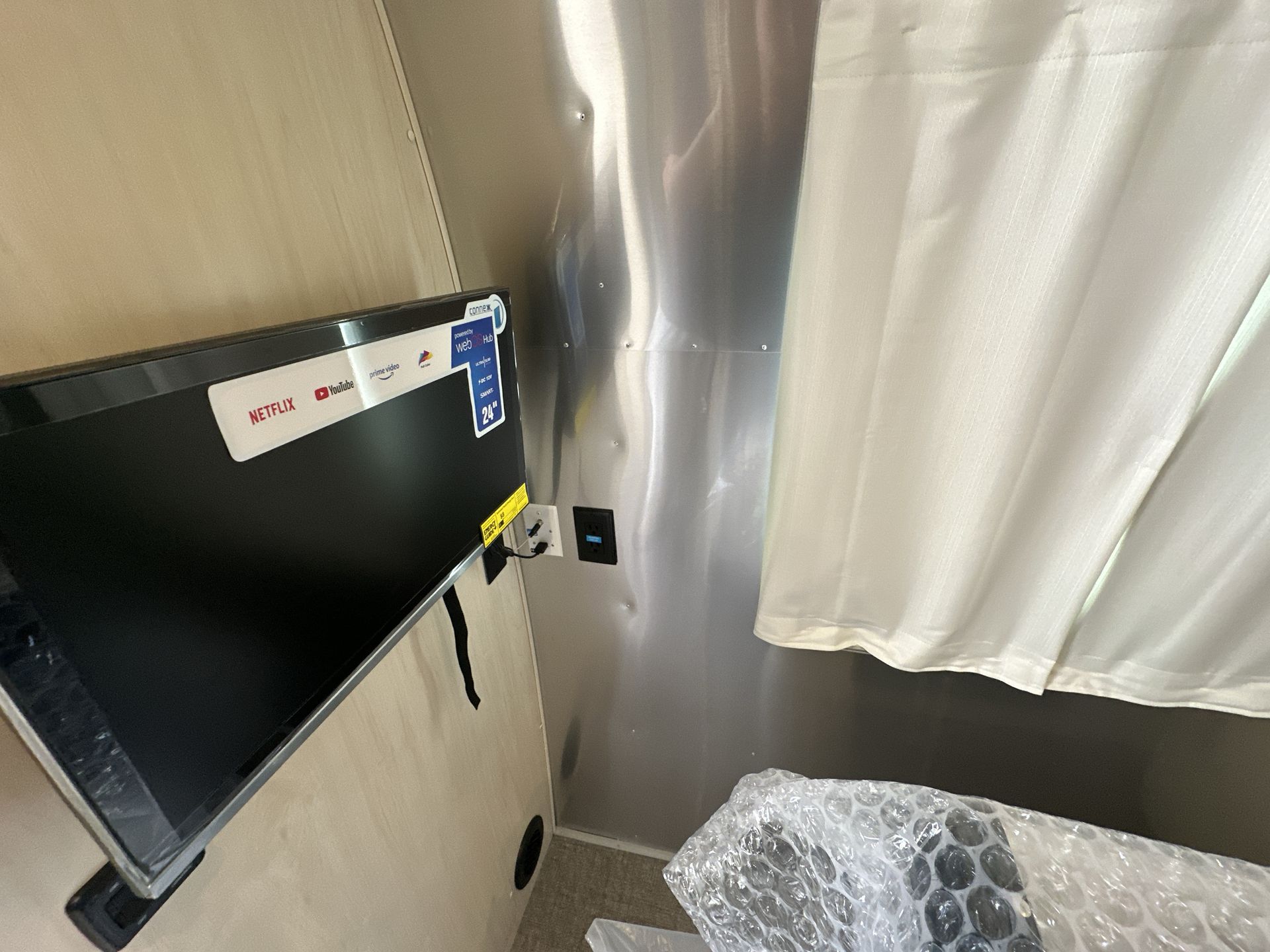 2026 Airstream 27FBQ Base