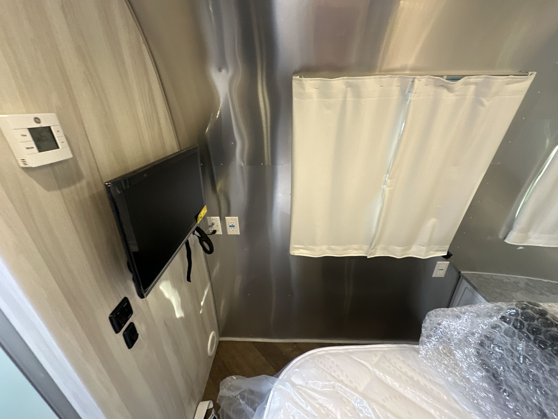 2026 Airstream 27FBQ Base