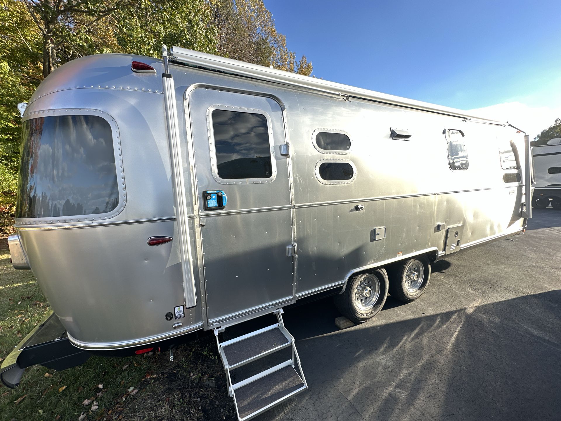 2026 Airstream 27FBQ Base