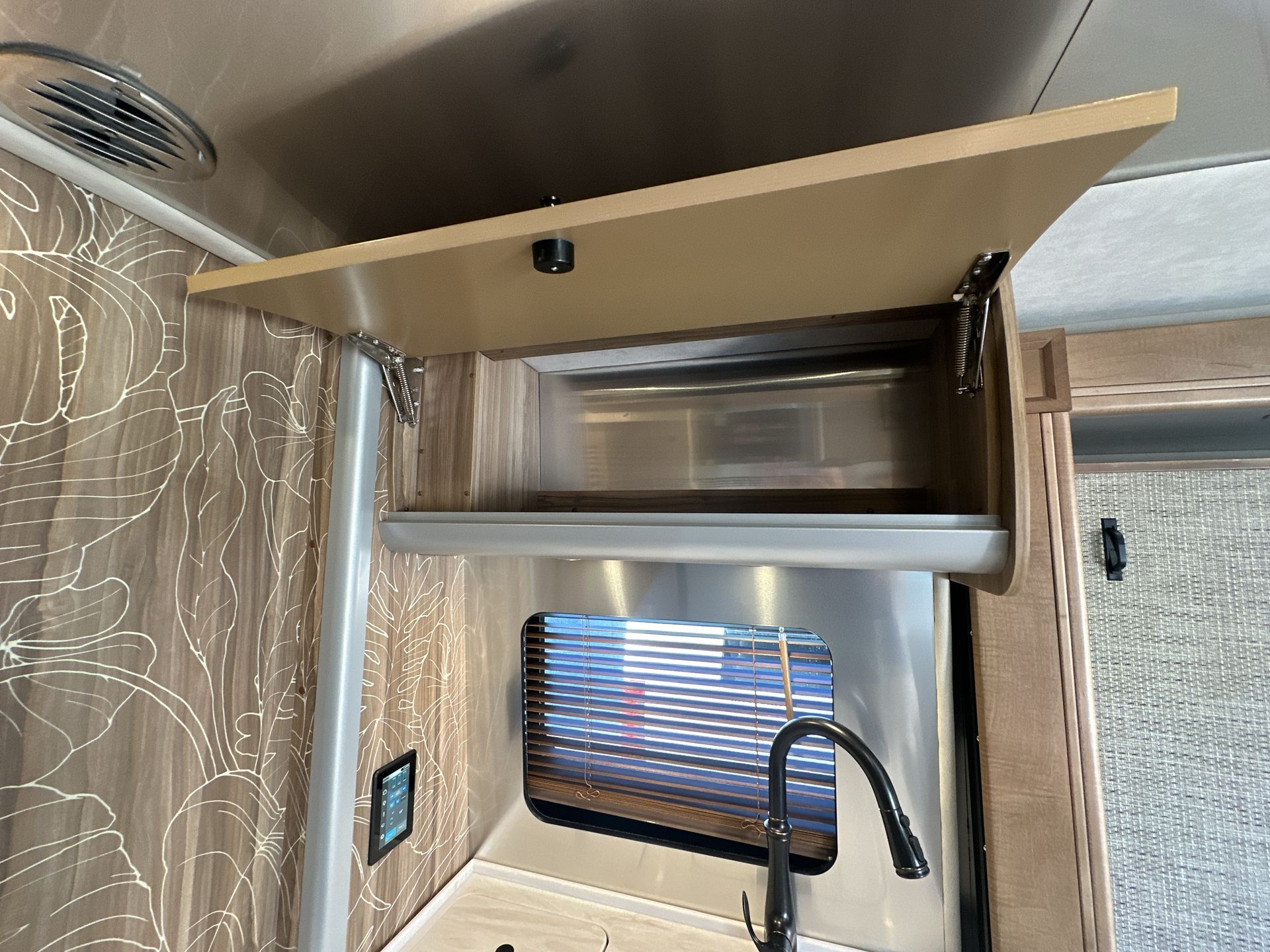 2025 Airstream Murphy Suite Tommy Bahama Base