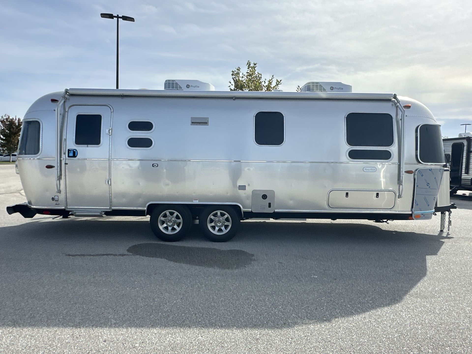 2026 Airstream 27FBT Base