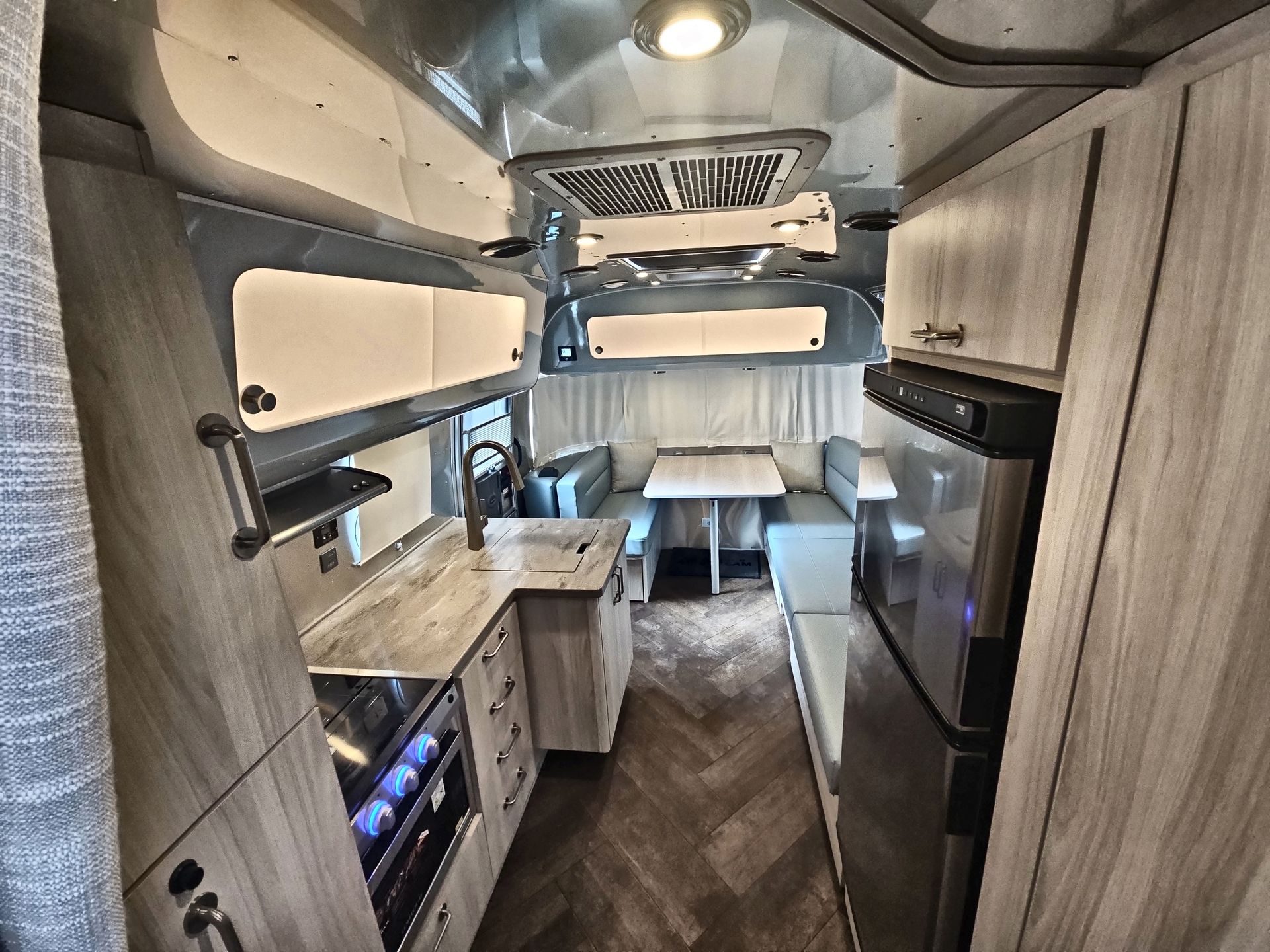 2025 Airstream 27FBT Base