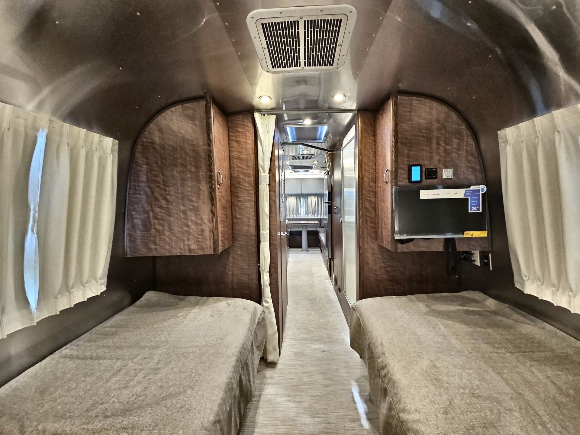 2026 Airstream 27FBT Base