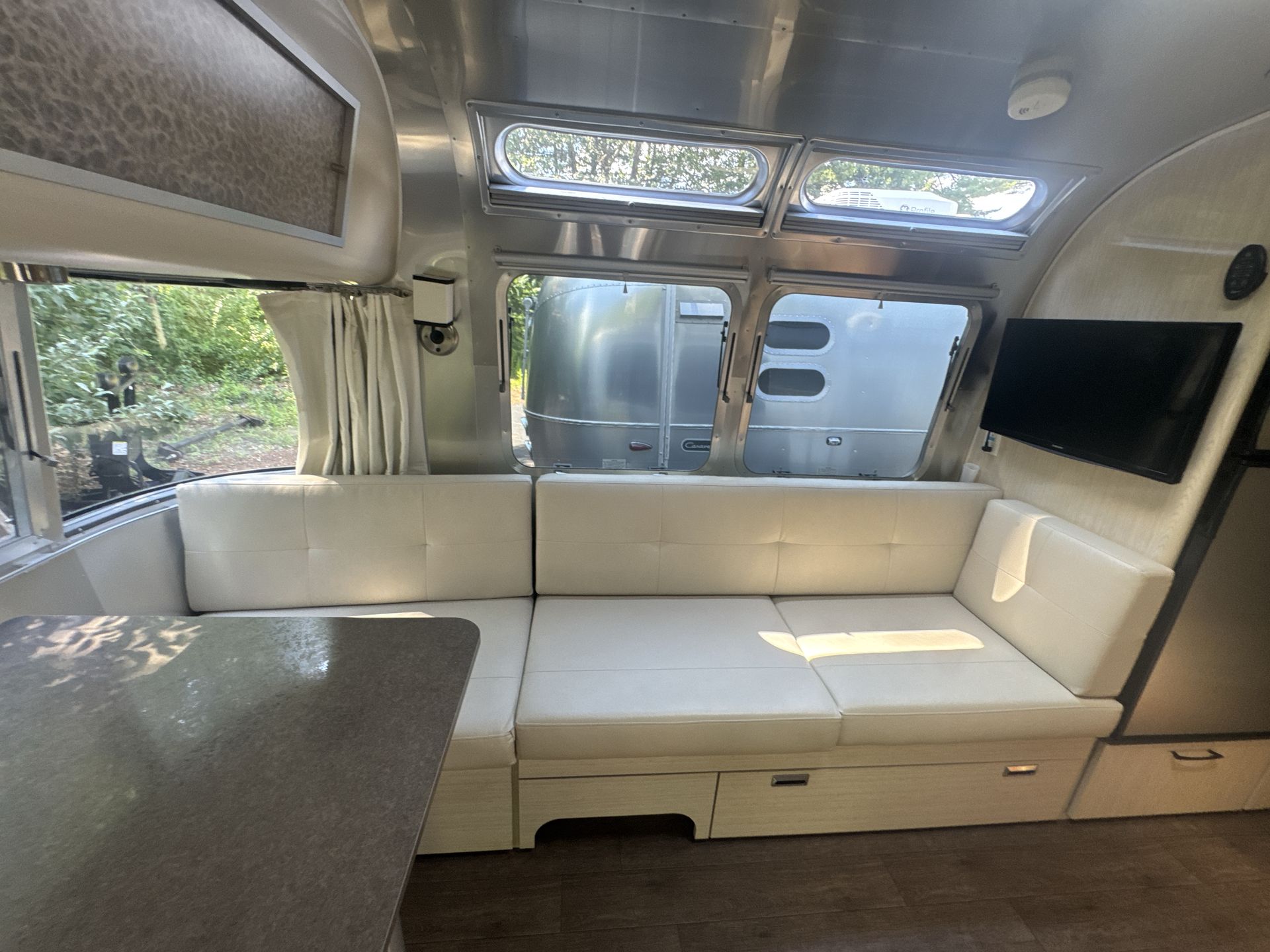 2019 Airstream 25FBT INTERNATIONAL Base