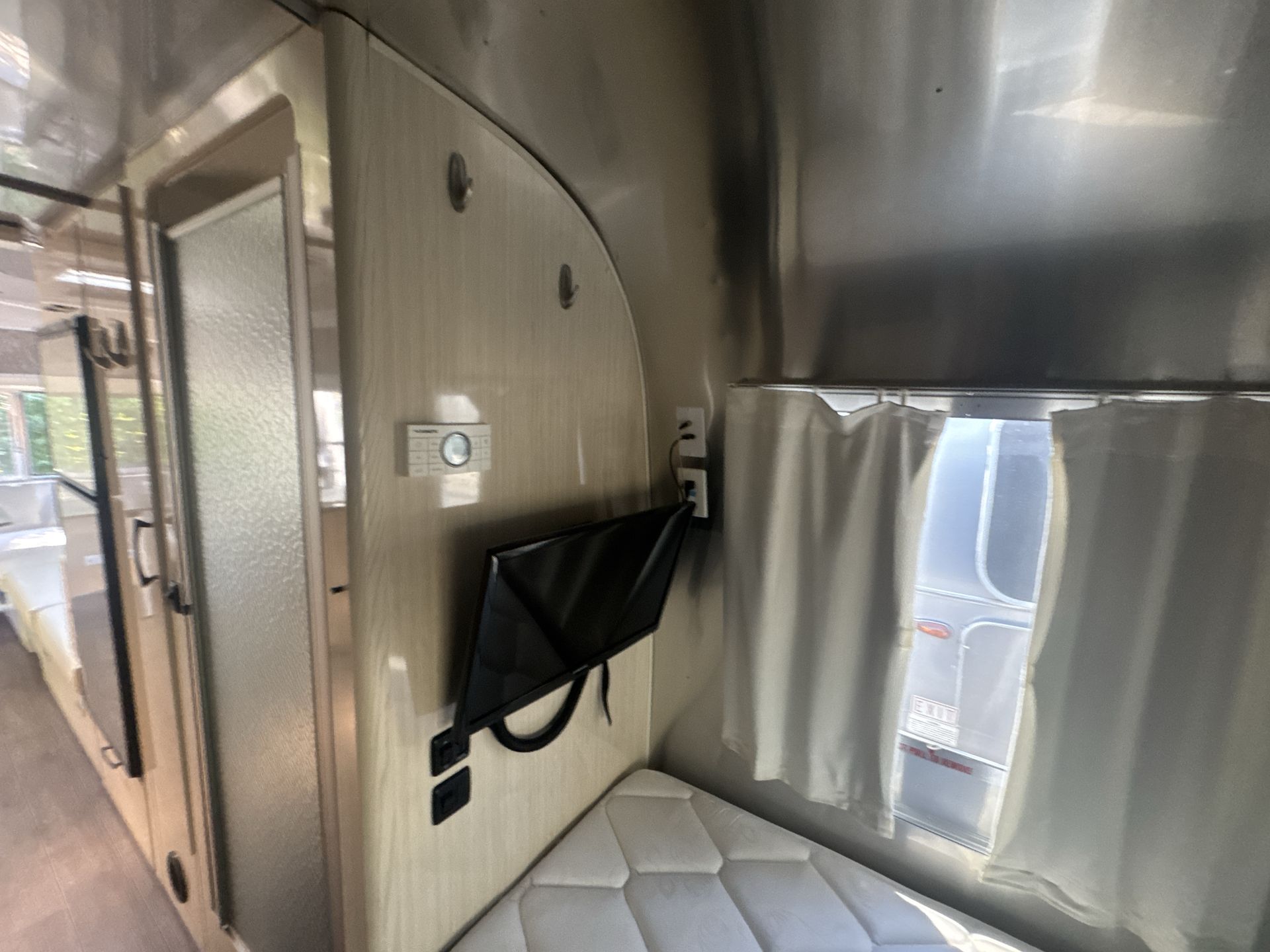 2019 Airstream 25FBT INTERNATIONAL Base
