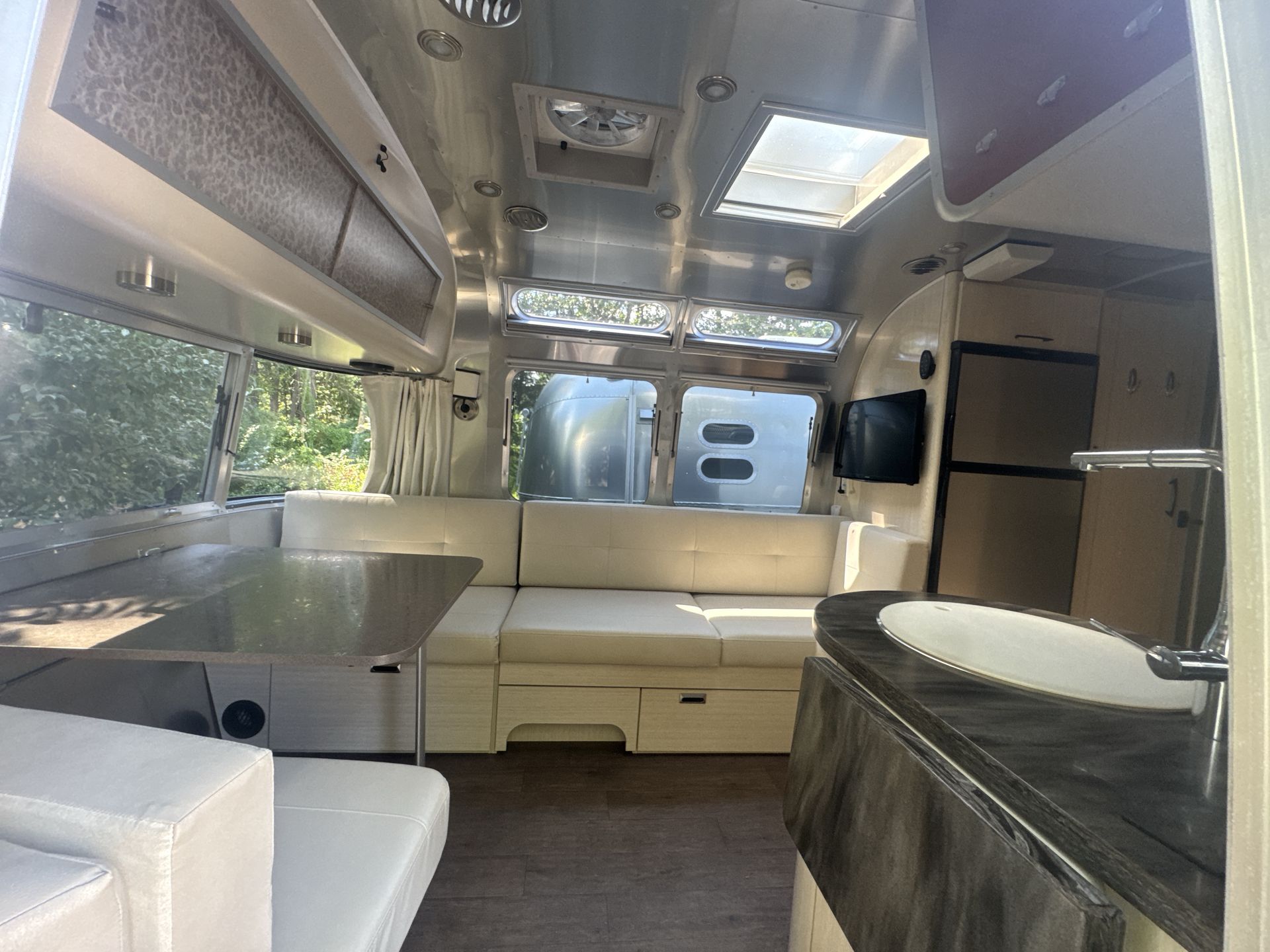 2019 Airstream 25FBT INTERNATIONAL Base