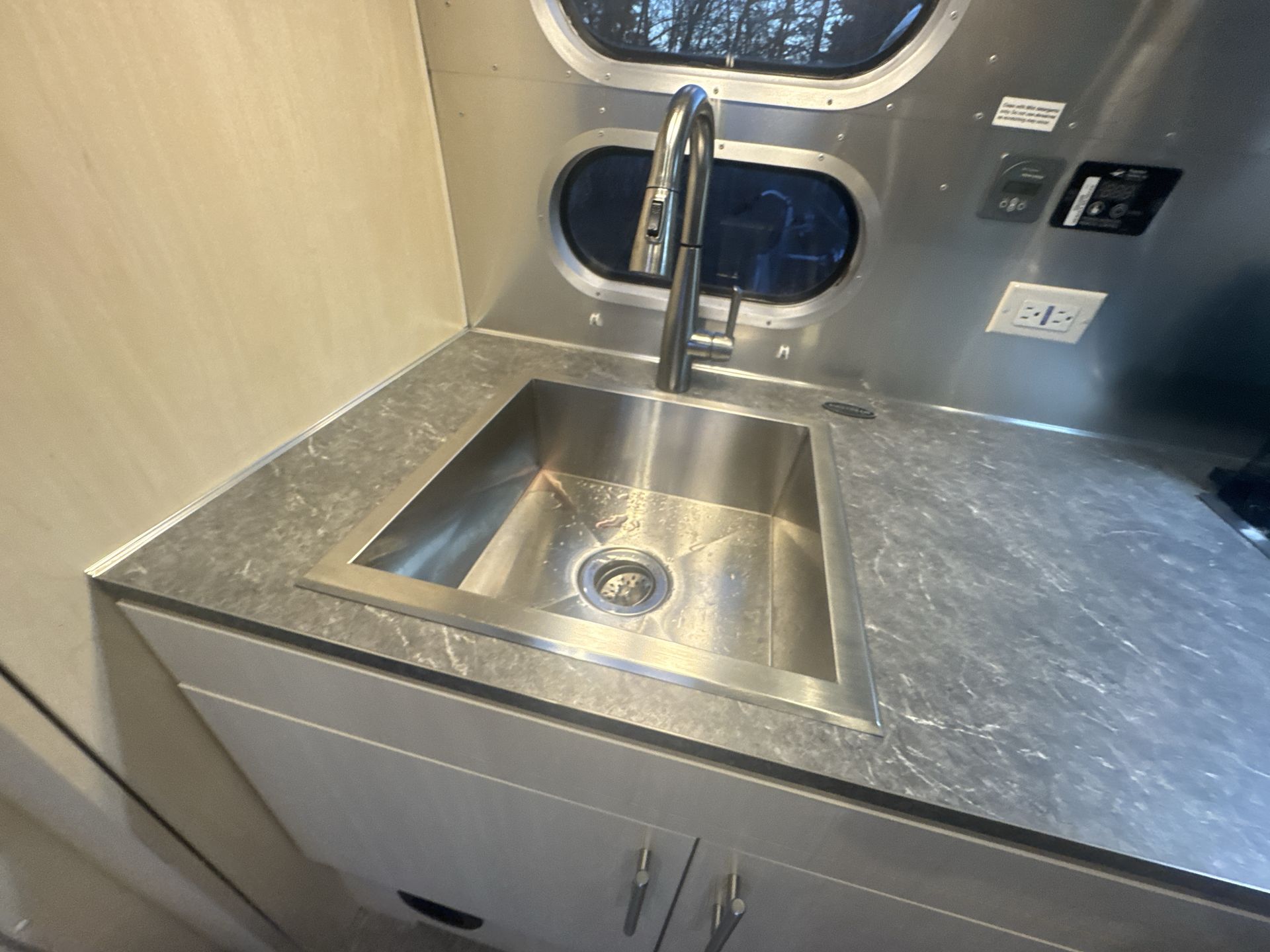 2022 Airstream 23FBQ Base