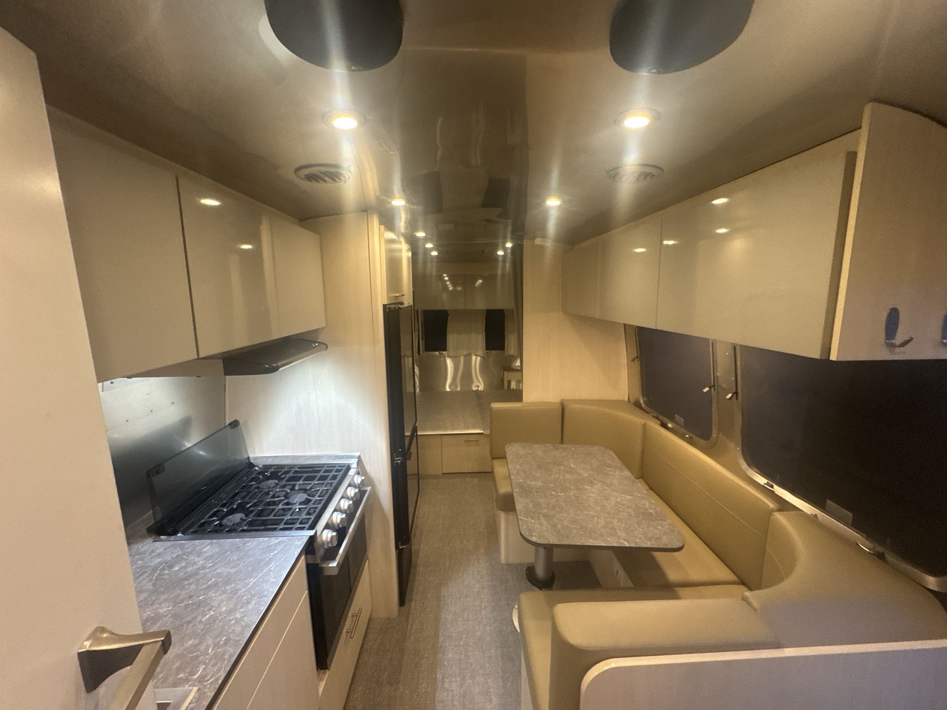 2022 Airstream 23FBQ Base