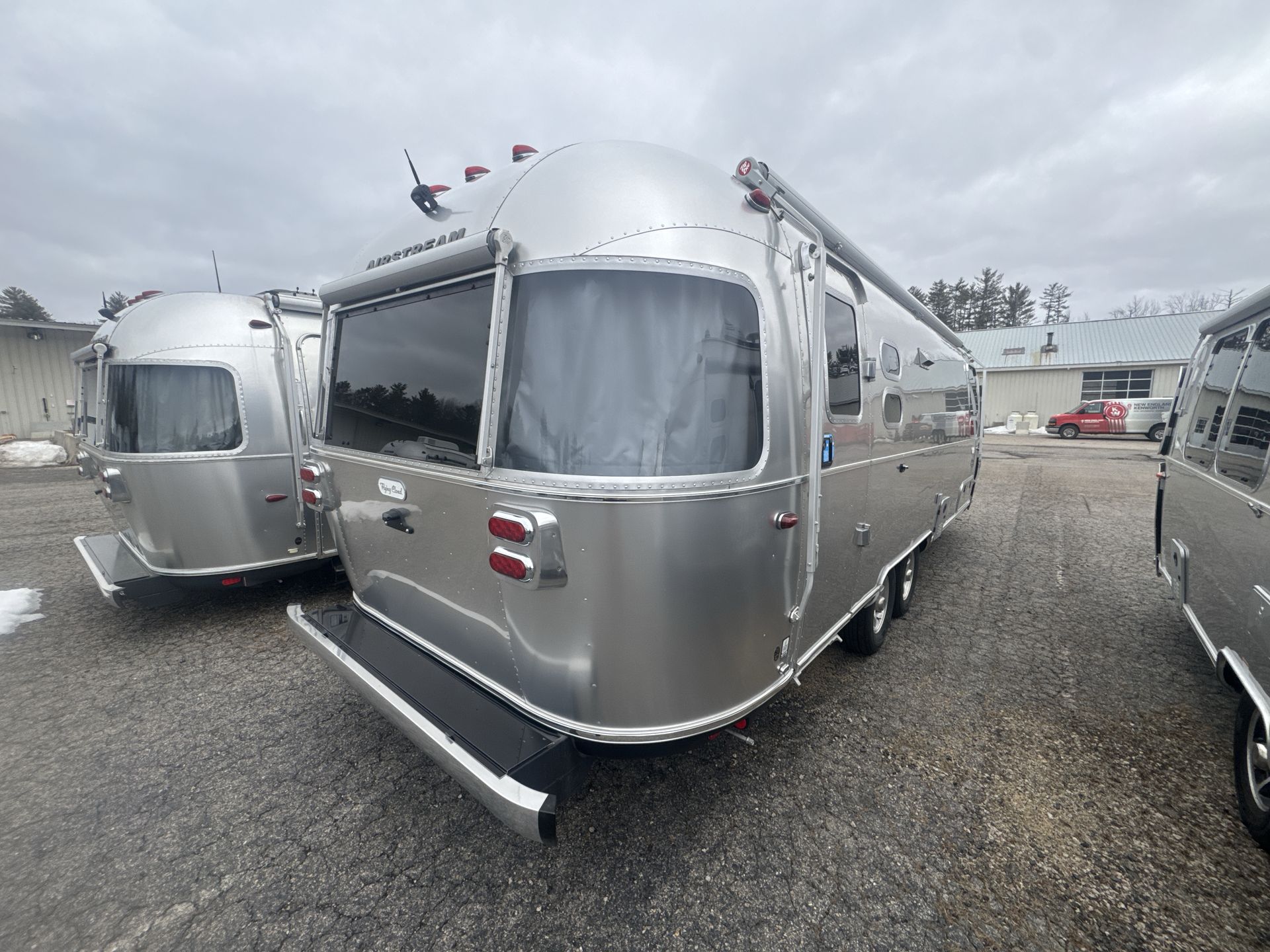2025 Airstream 27FBT Base