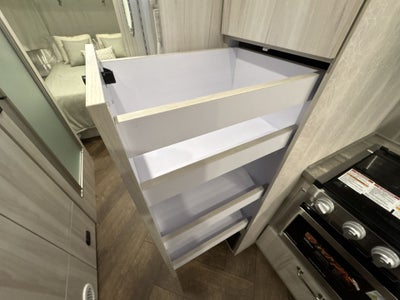 2025 Airstream 27FBQ Base