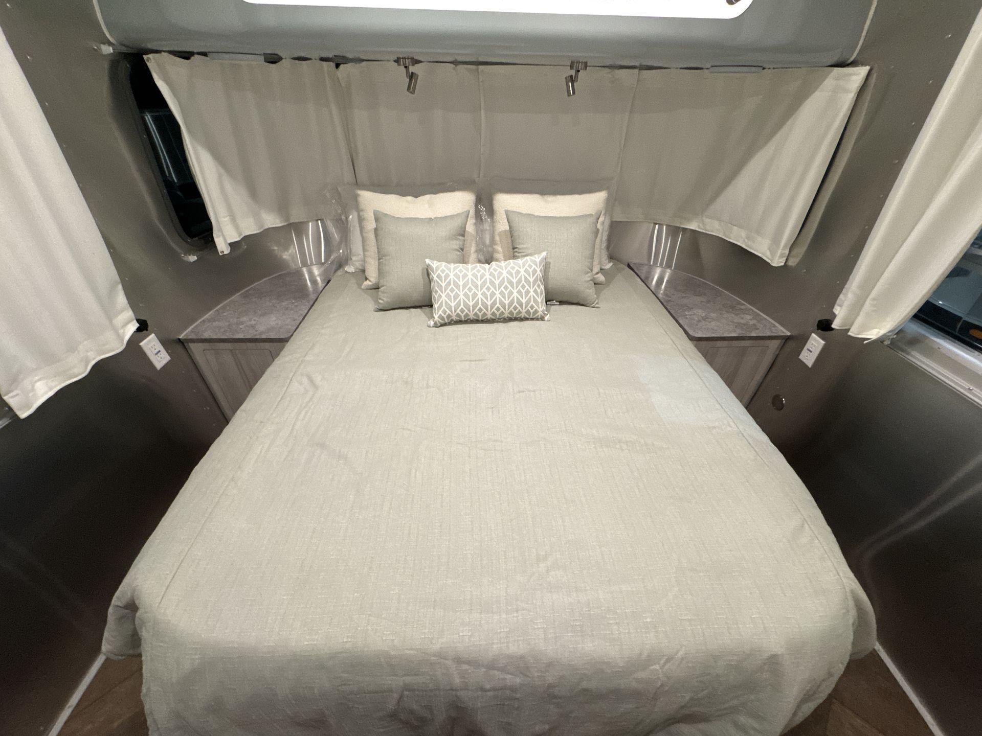 2025 Airstream 27FBQ Base