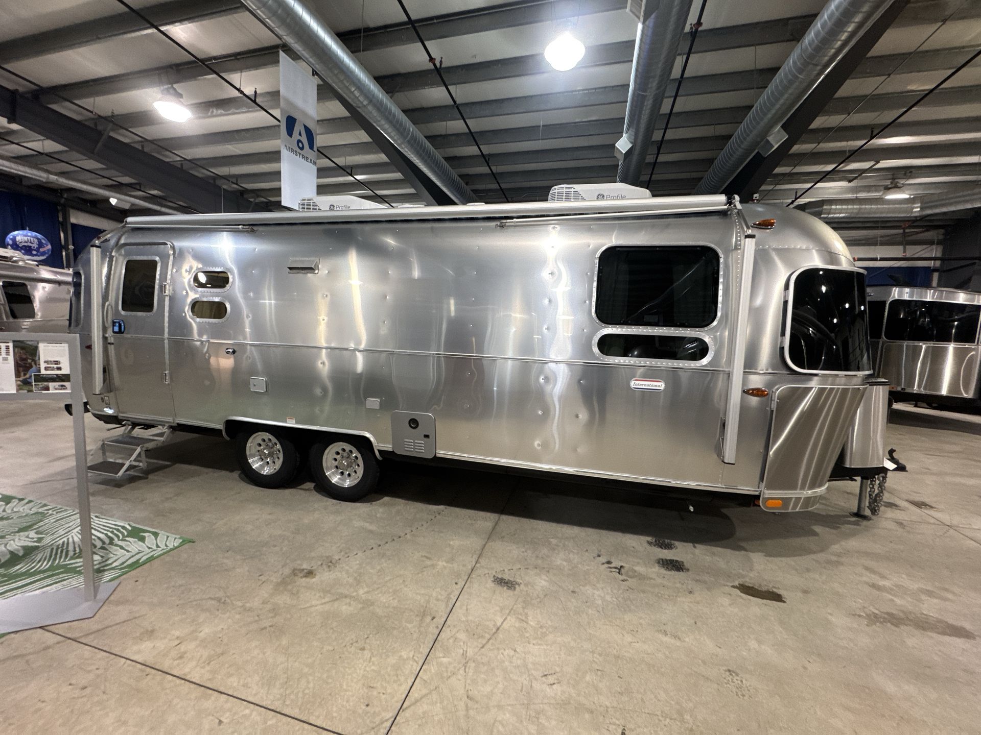 2025 Airstream 27FBQ Base