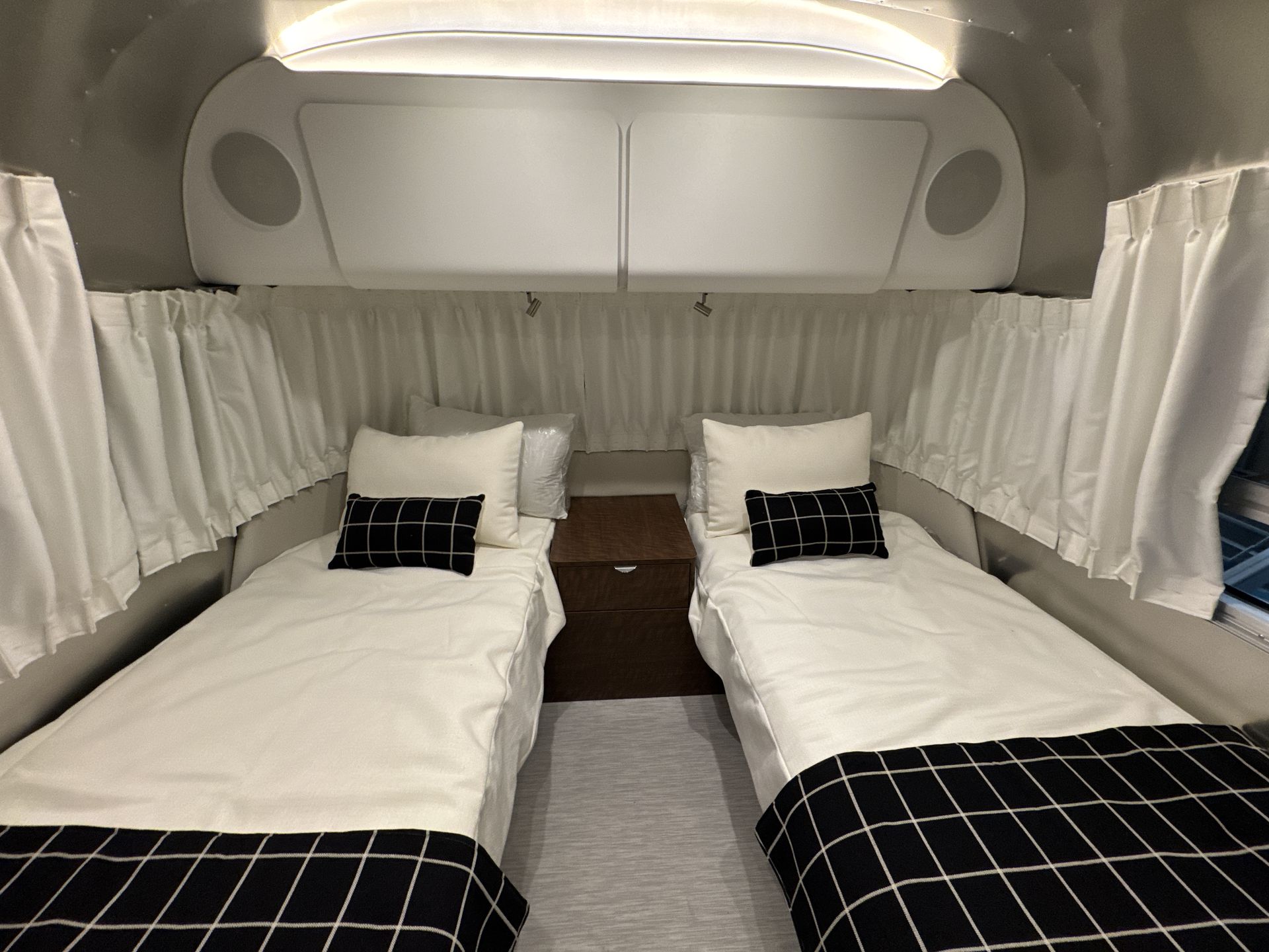 2026 Airstream 27FBT Base