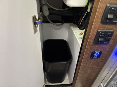 2026 Airstream 27FBT Base