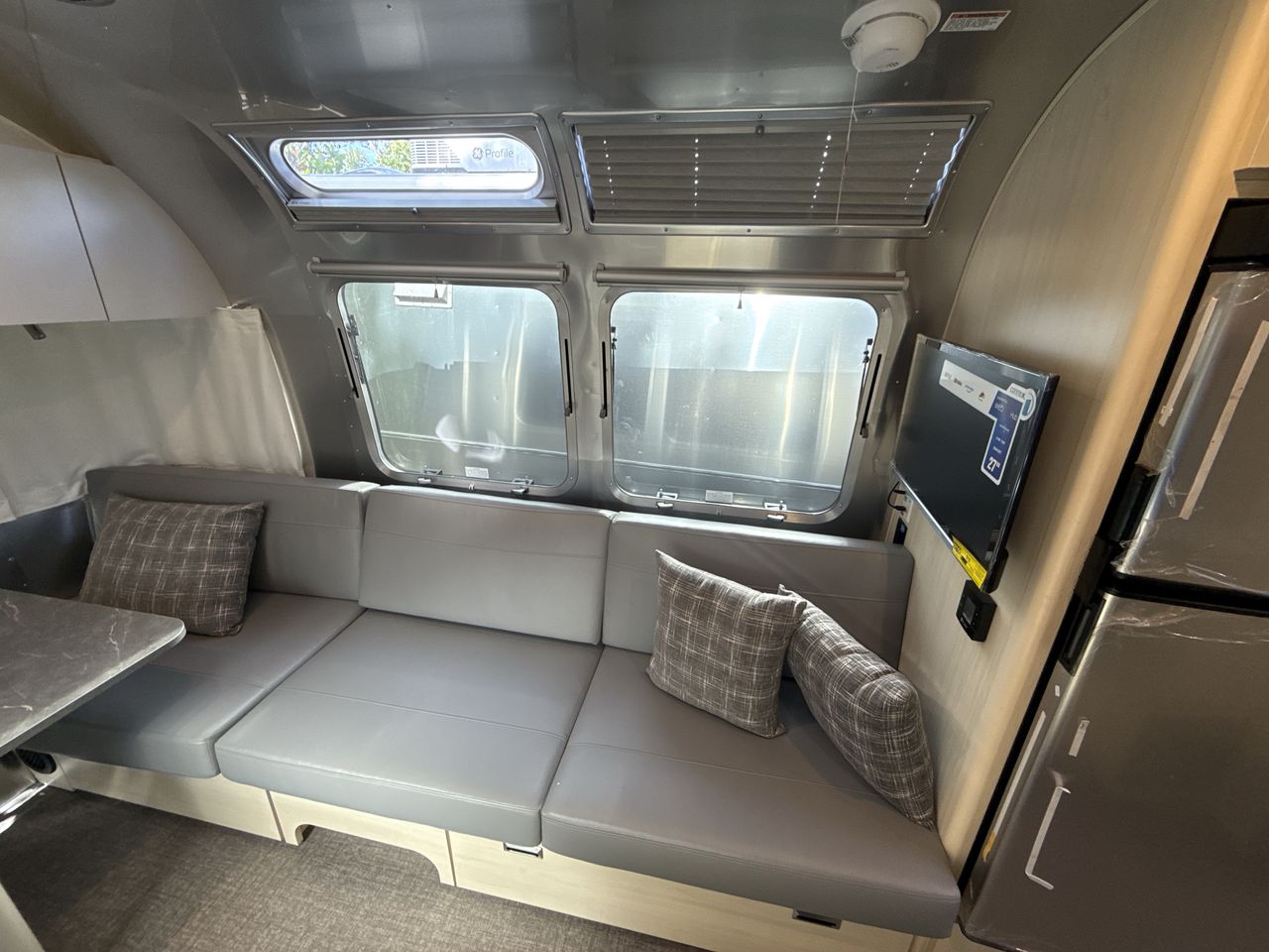 2025 Airstream 27FBQ Base