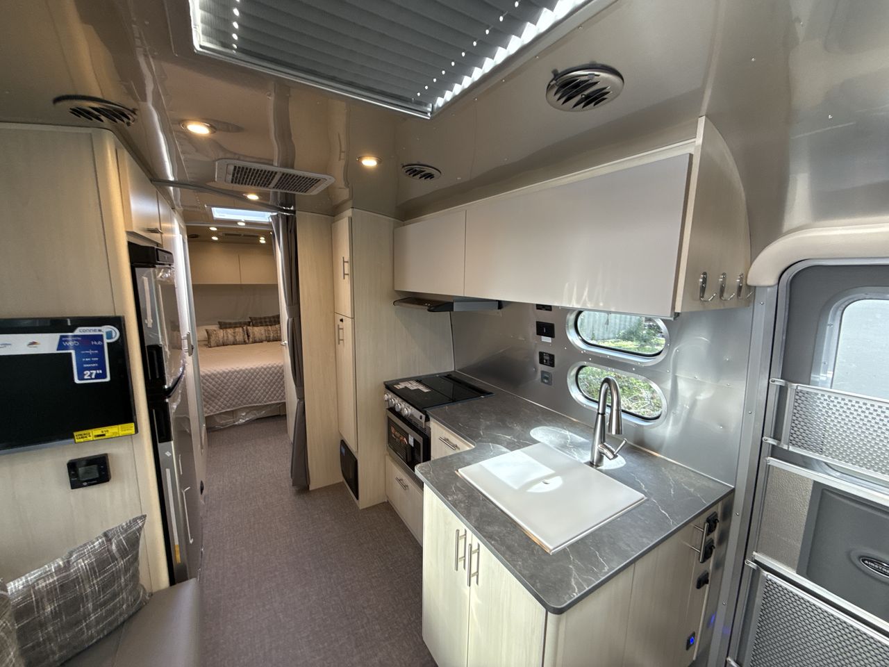 2025 Airstream 27FBQ Base