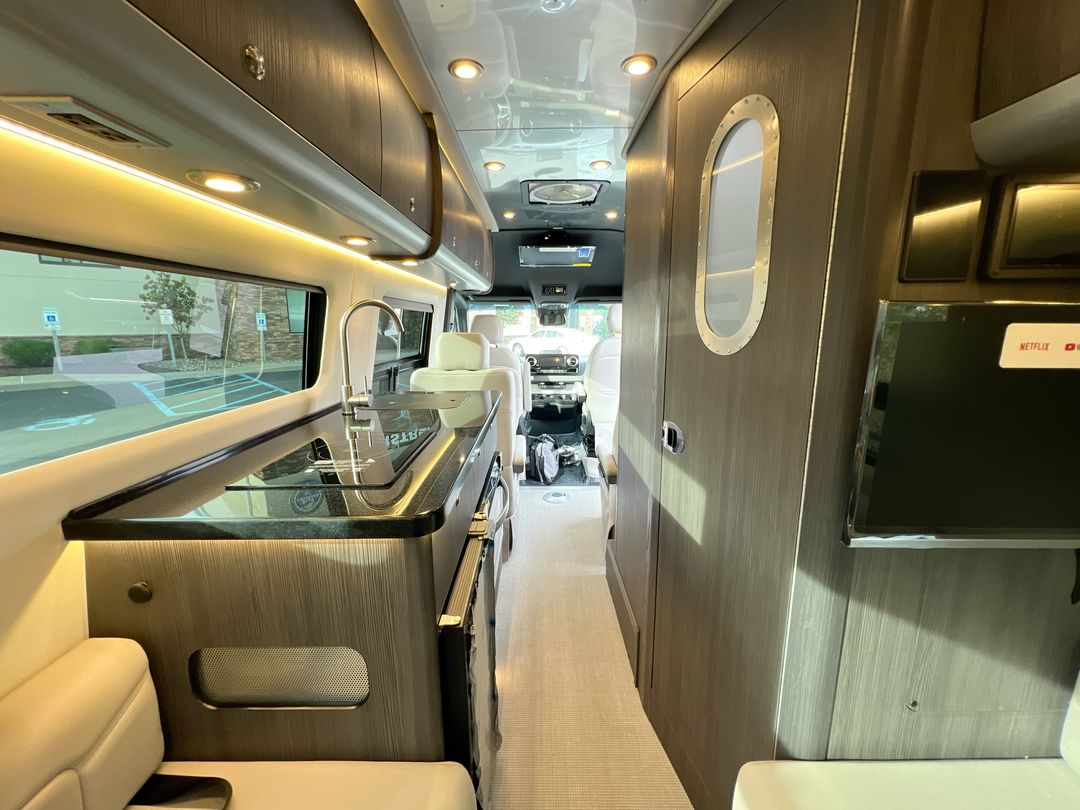 2026 Airstream 24GL 4x2 Passenger Base