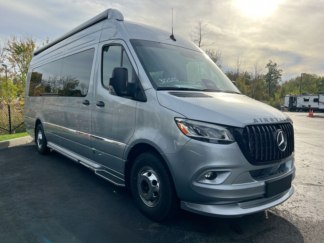 2026 Airstream 24GL 4x2 Passenger Base